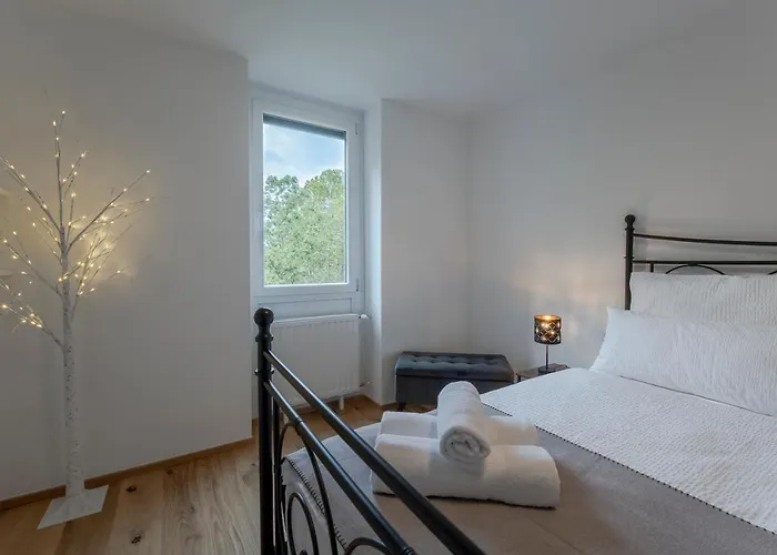 Tamliving 2br Center 3 Bridges Great View Kitchen *